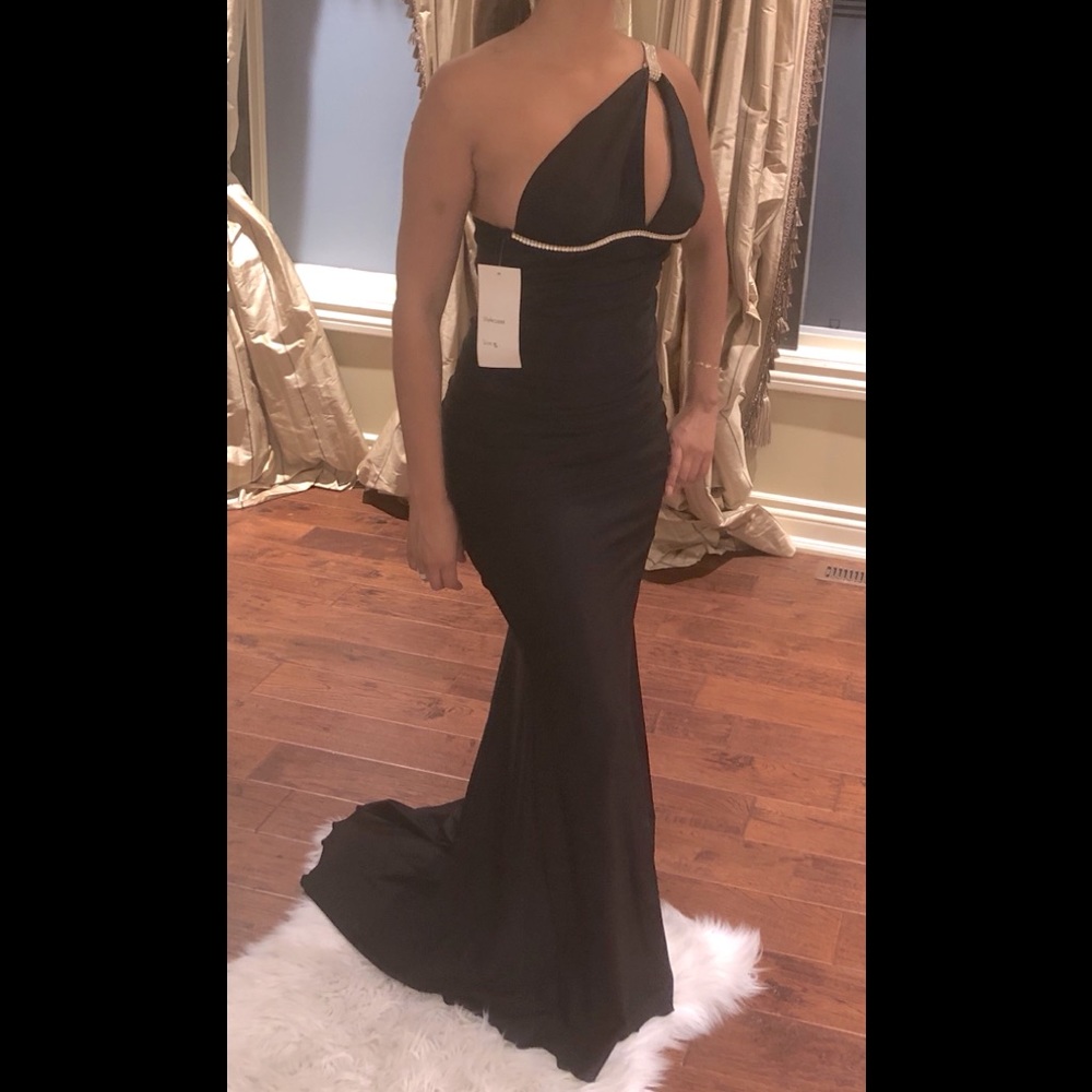 Black gown - Picture 1 of 5